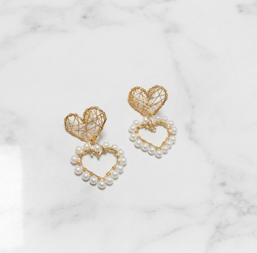 Aros doble corazón bronce con perlados   🧡🏹🤍 ❤️ - Amor a Primera Vista