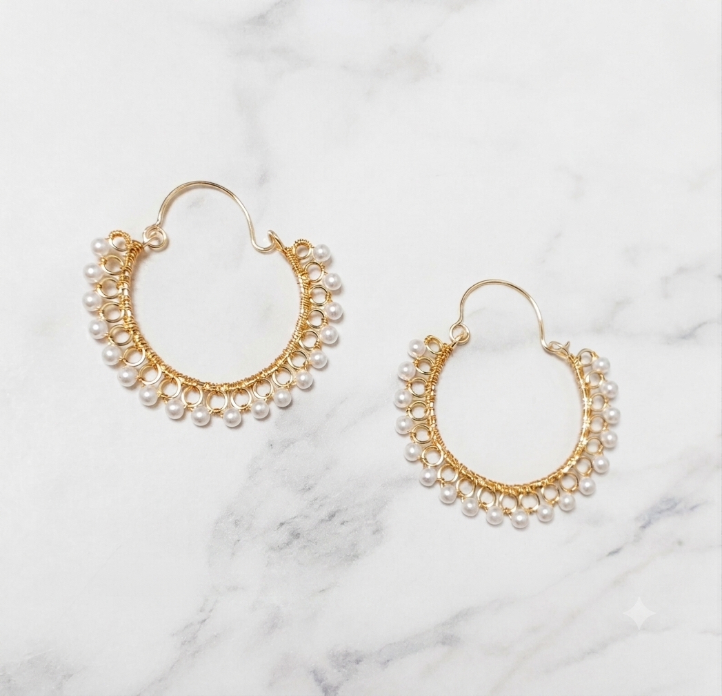 Aros medianos bronce y perlas 🌻 - Elegancia Entretejida
